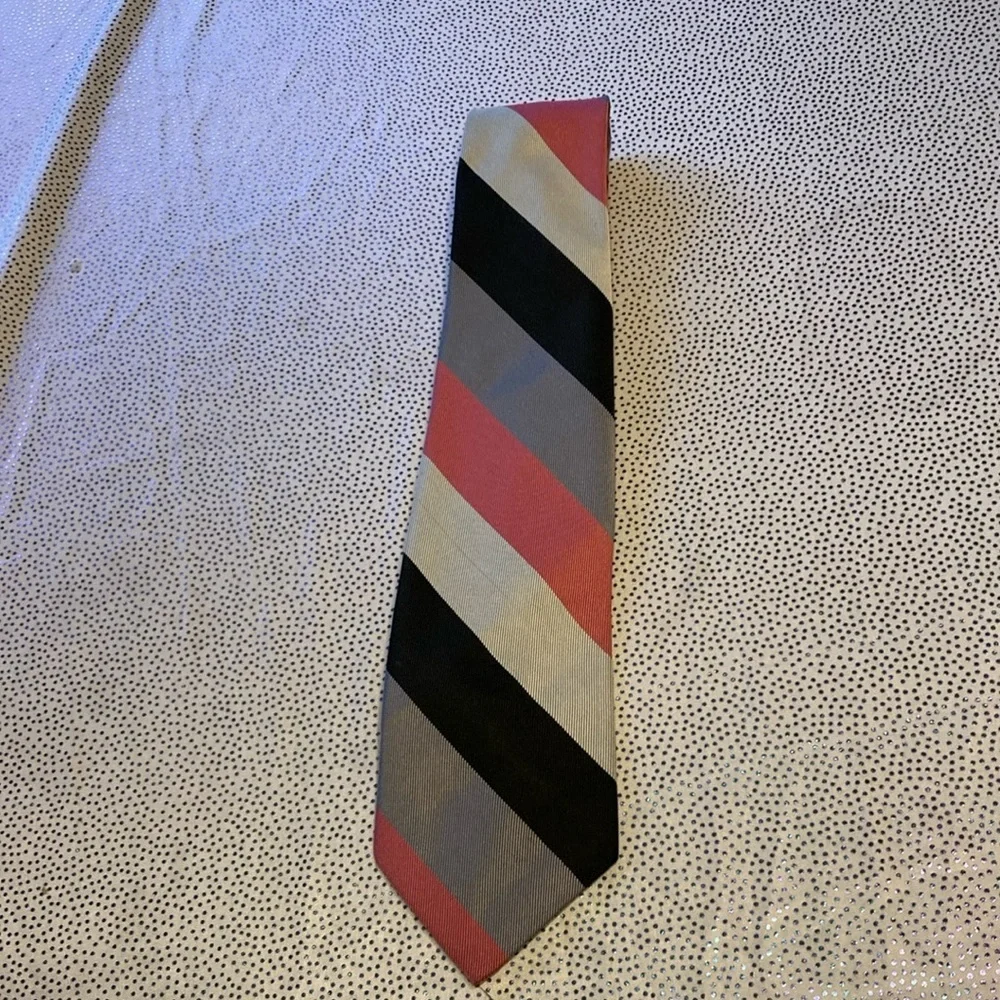 All Dacron men’s tie in excellent condition